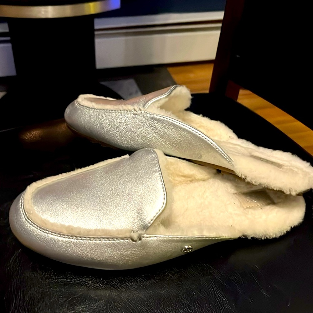 Ugg Slippers, like new, just in time for winter! Women’s US size 8